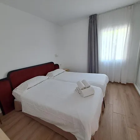 Homeforguest Con Terraza Y Piscina En Apartamento