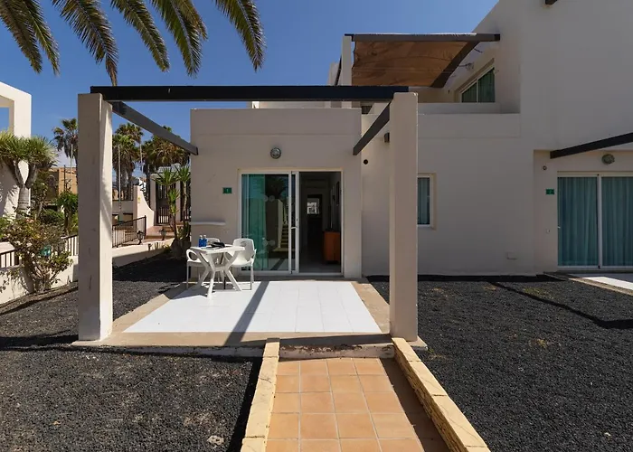 Homeforguest Con Terraza Y Piscina En