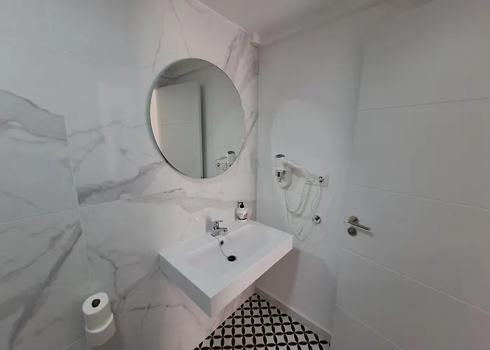 Homeforguest Con Terraza Y Piscina En Κοραλέχο