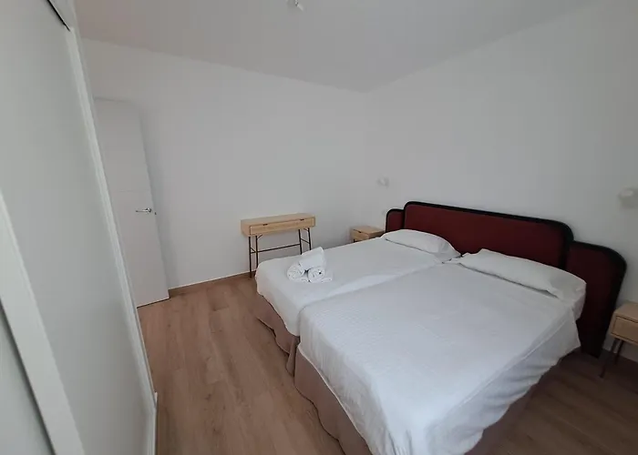 Homeforguest Con Terraza Y Piscina En