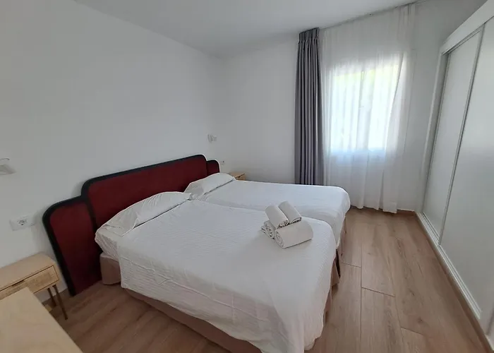 Homeforguest Con Terraza Y Piscina En דירה