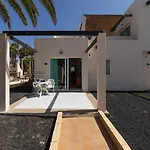 Homeforguest Con Terraza Y Piscina En