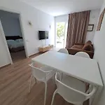 Homeforguest Con Terraza Y Piscina En *