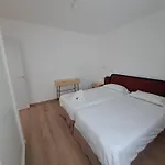 Homeforguest Con Terraza Y Piscina En