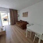 Homeforguest Con Terraza Y Piscina En *
