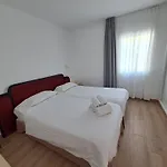 Homeforguest Con Terraza Y Piscina En Apartament