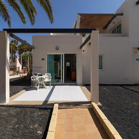 Con Terraza Y Piscina En