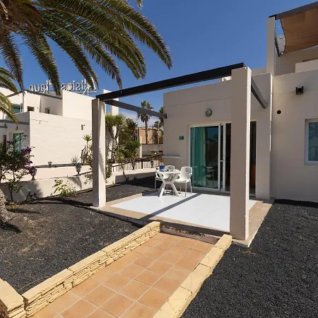 Homeforguest Con Terraza Y Piscina En Lejlighed