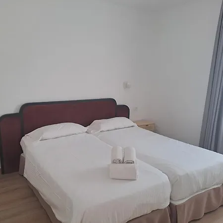 Con Terraza Y Piscina En Corralejo