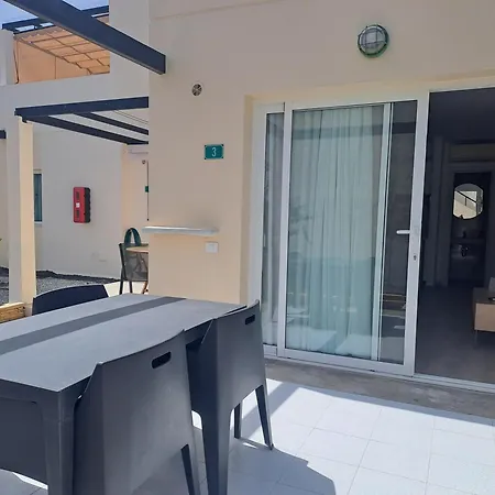 Con Terraza Y Piscina En