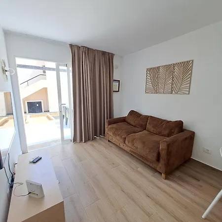Homeforguest Con Terraza Y Piscina En شقة