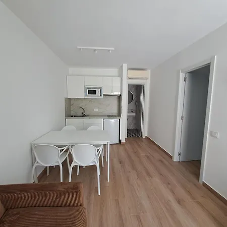 Homeforguest Con Terraza Y Piscina En شقة *