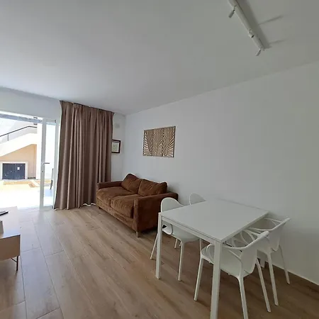 Daire Homeforguest Con Terraza Y Piscina En *