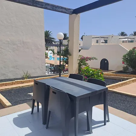 Con Terraza Y Piscina En