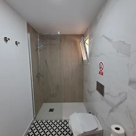 Homeforguest Con Terraza Y Piscina En شقة