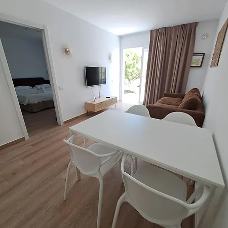 Homeforguest Con Terraza Y Piscina En *