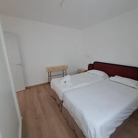 Homeforguest Con Terraza Y Piscina En