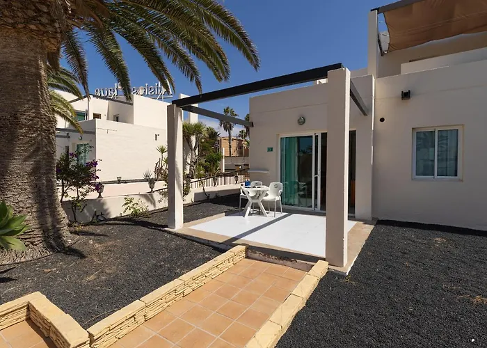 Homeforguest Con Terraza Y Piscina En Lägenhet