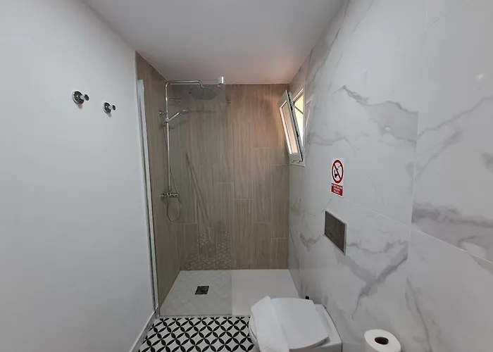 Homeforguest Con Terraza Y Piscina En Lägenhet