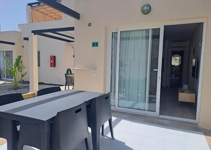 Homeforguest Con Terraza Y Piscina En