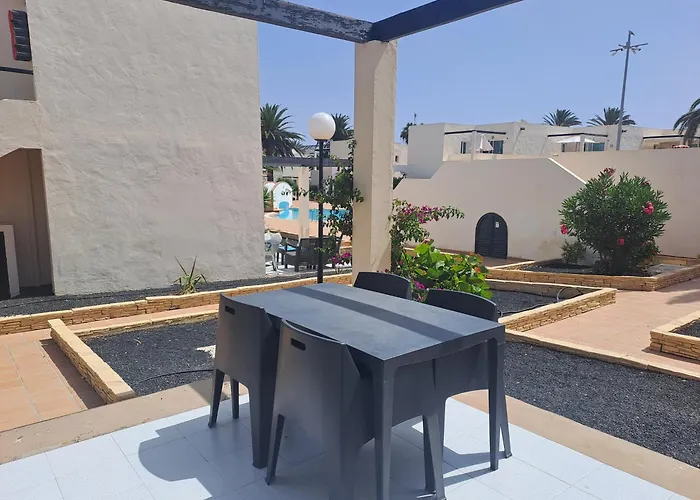 Homeforguest Con Terraza Y Piscina En